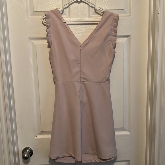 Lilac short dress with mid drift cut out and ruffle sleeve - Picture 2 of 3